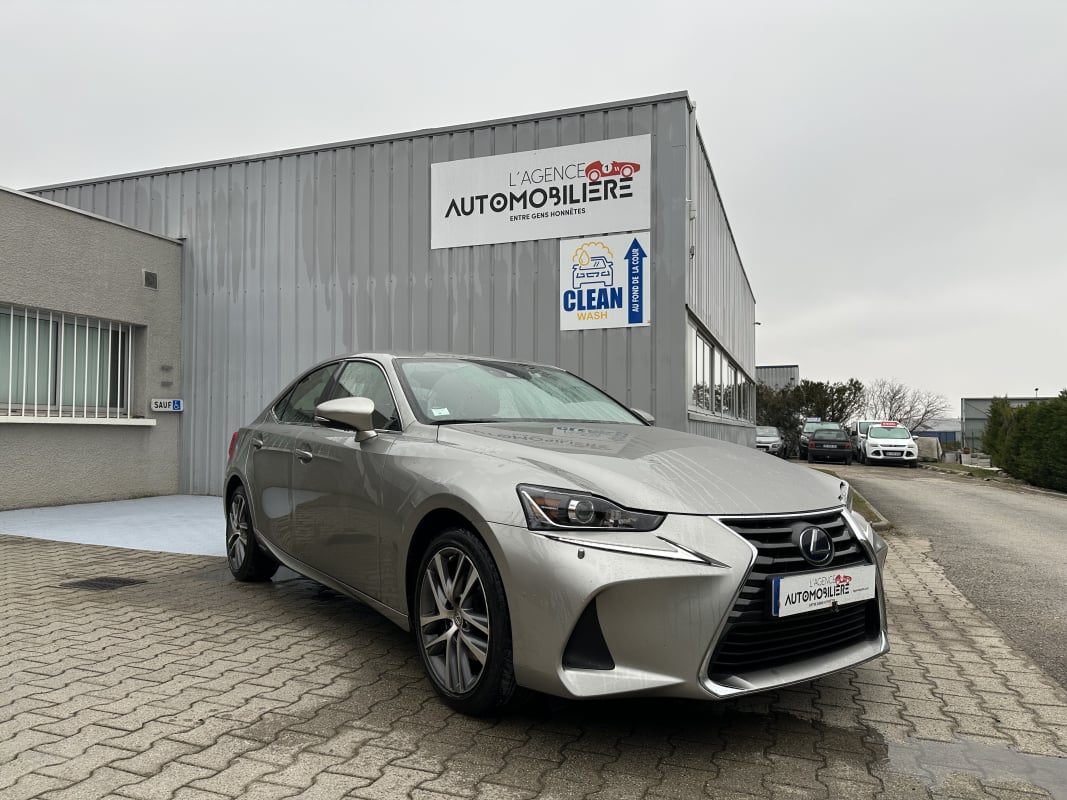 Lexus IS 300h 2.5 16V 223 Hybride E-CVT 181 cv — 1