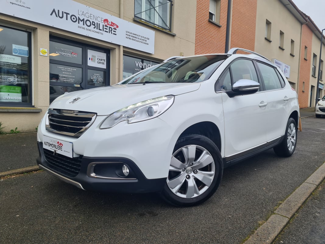 Peugeot 2008 110 S&S ALLURE ciel de toit lumineux — 1