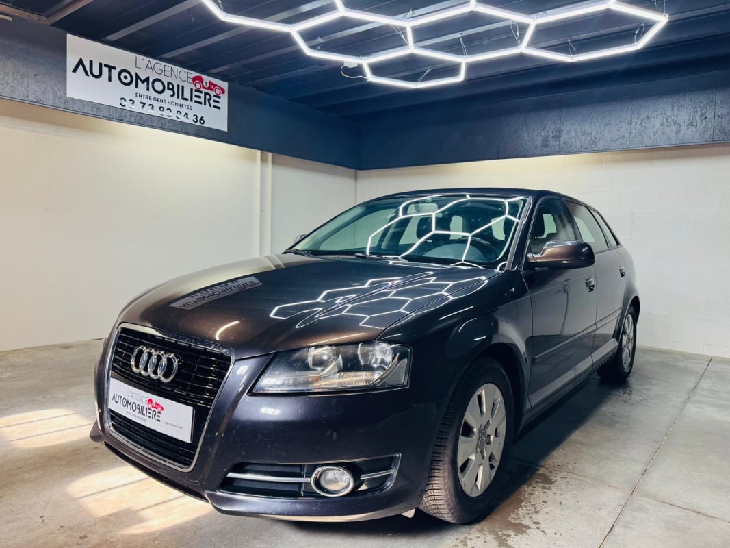 Audi A3 Sportback 1,6 TDI 105 CH BUISNESS — 1