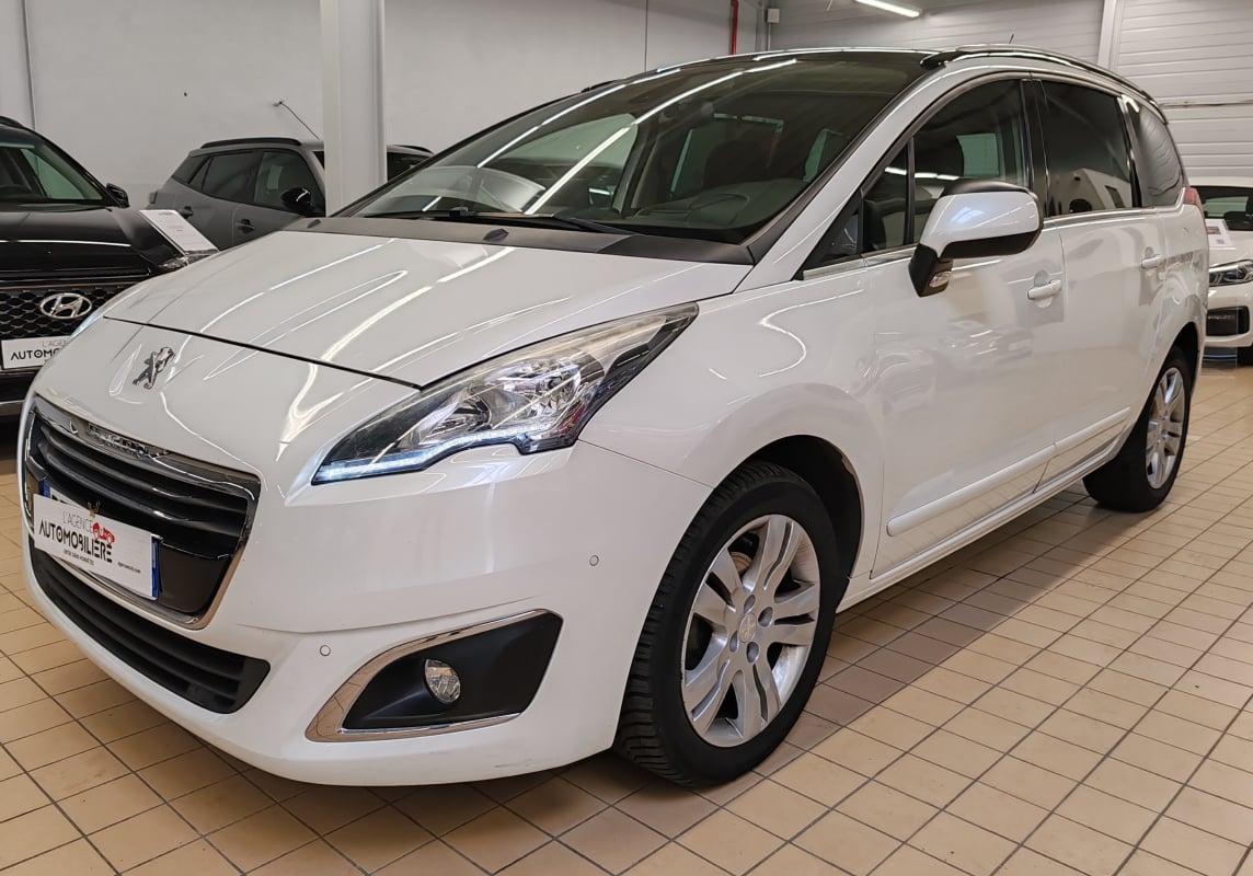Peugeot 5008 1.6 HDI 115 CH ALLURE — 1