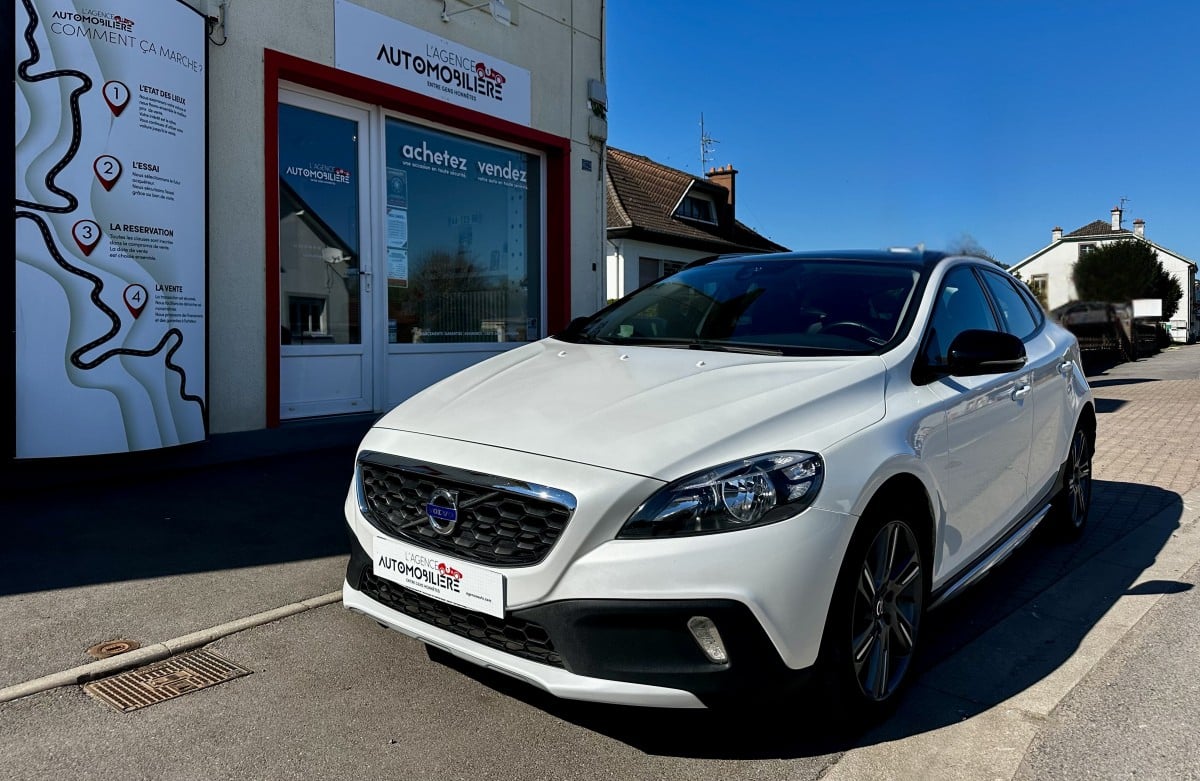Volvo V40 Cross Country D4 2.0 TDi 177 cv Summum - Attelage - Toit panoramique — 1