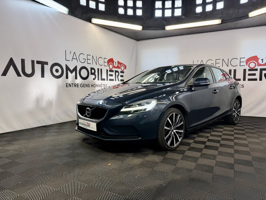 Volvo V40 2.0 D2 120 MOMENTUM — 1
