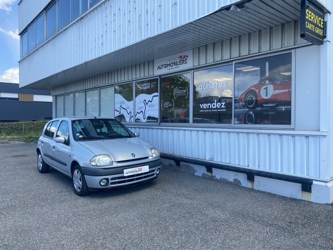Renault Clio II 5 Portes 1.6 i 90 CV — 1