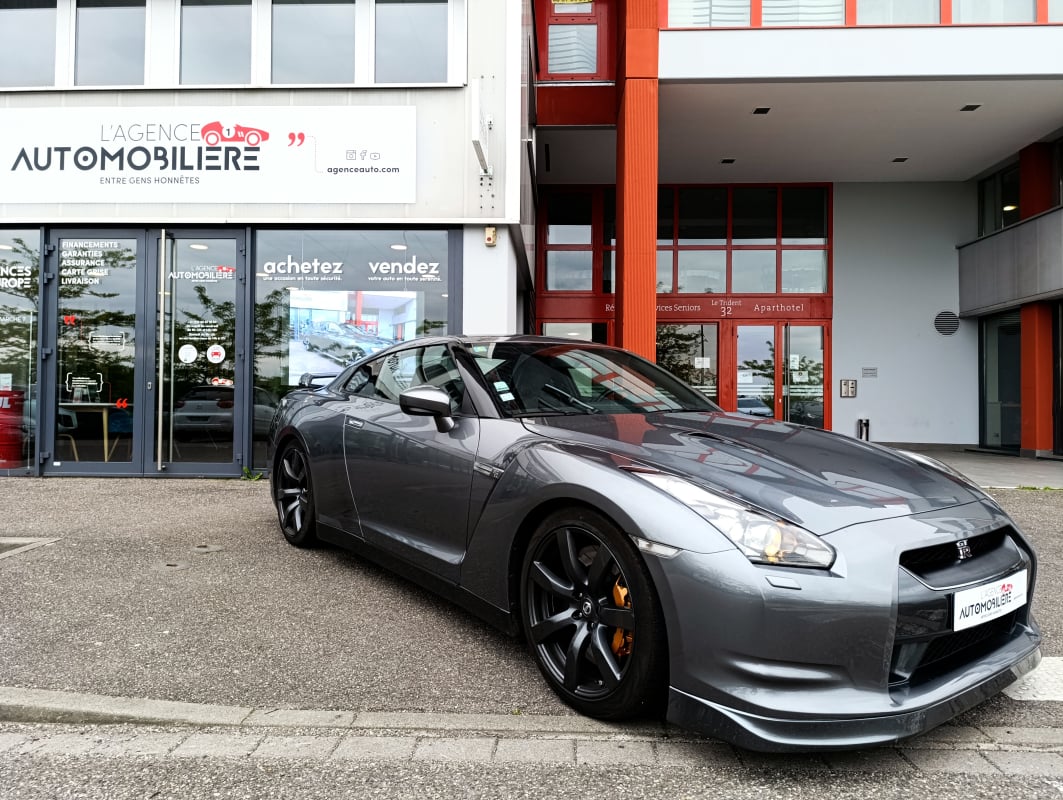 Nissan GT-R (R35) 3.8i V6 4WD S6 486 cv BVA — 1