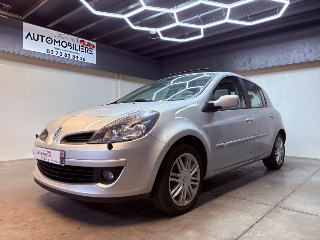 Renault Clio III 1.6 i 111 CV BVA — 1