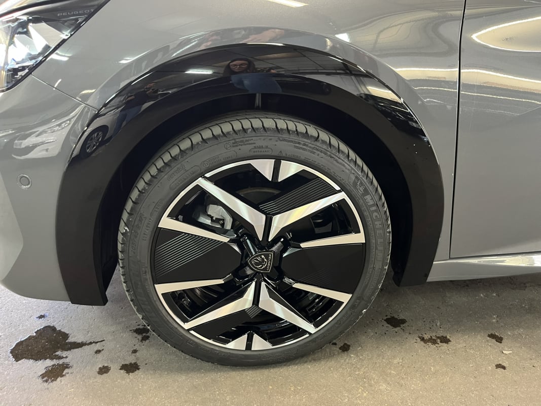 Peugeot 208 208 Hybrid 136cv GT — 28