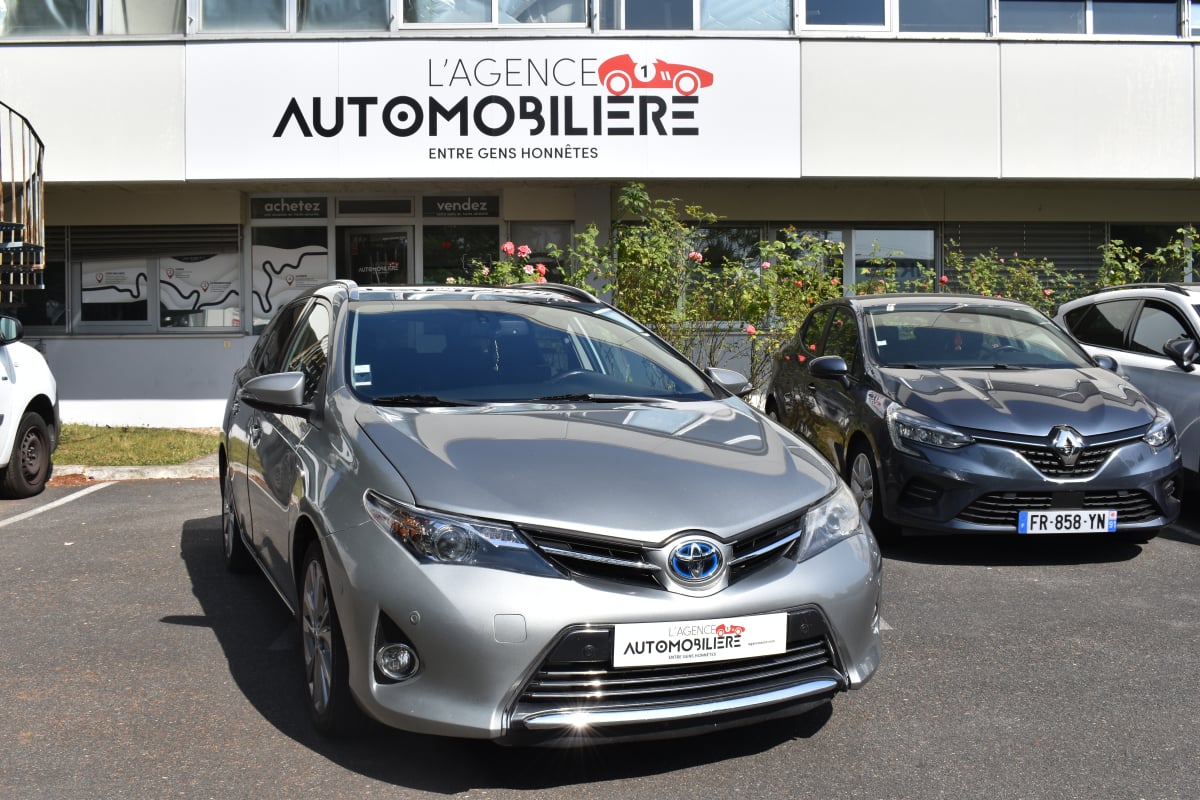 Toyota Auris Touring Sport Dynamic 1.8 VVT-i HSD CVT Hybride 99 cv Boîte auto Full option — 1