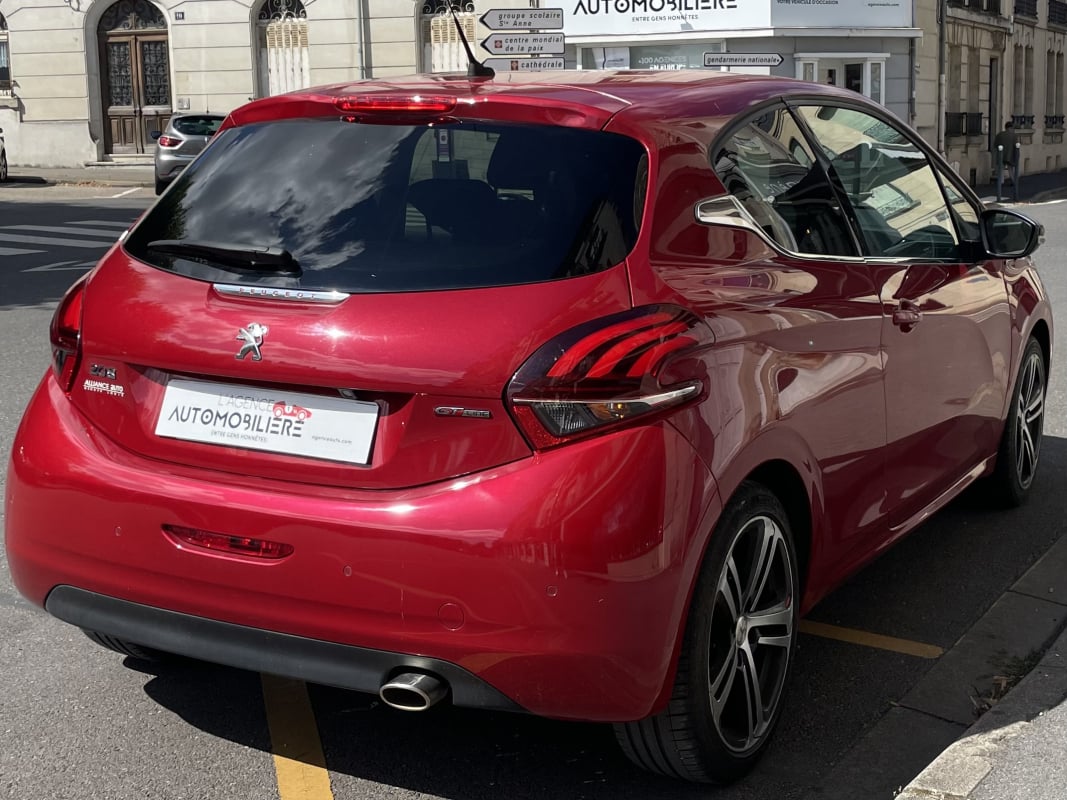 Peugeot 208 1.6 BLUEHDI 100 CH GT LINE BVM5 Garantie 3 mois 1ère main , Entretien à jour... — 2
