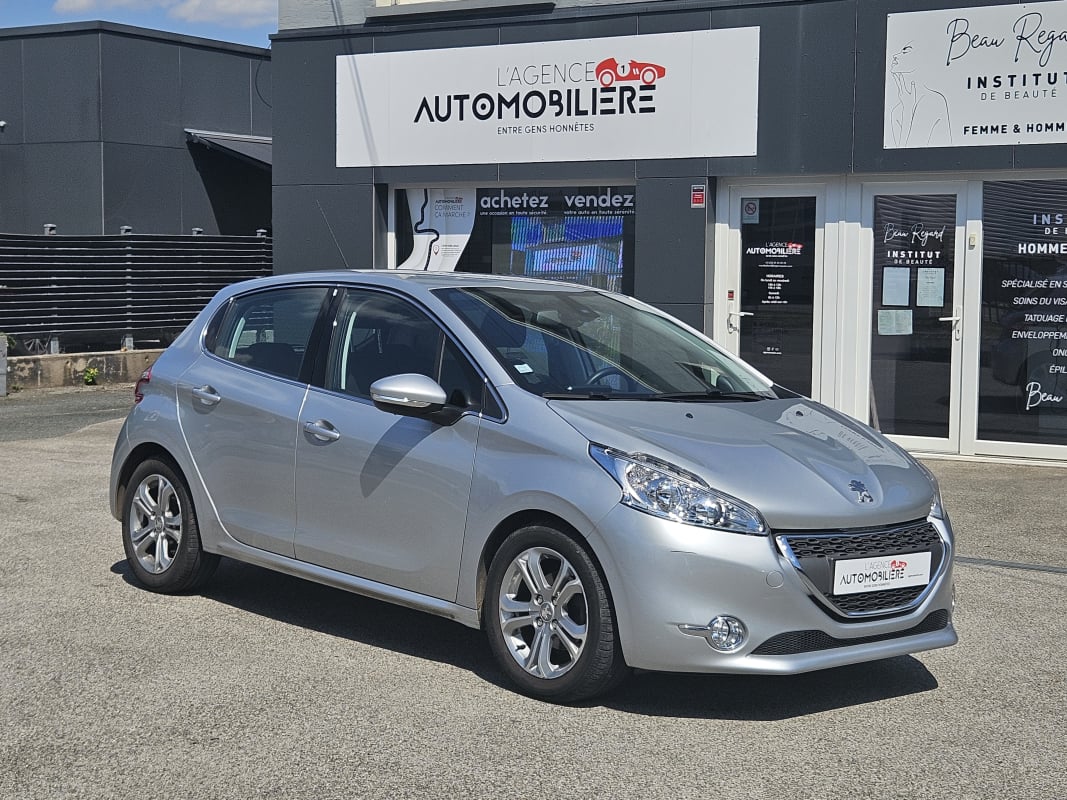 Peugeot 208 1.6 HDI 92 CV BMP6 ALLURE - 1ERE MAIN — 1