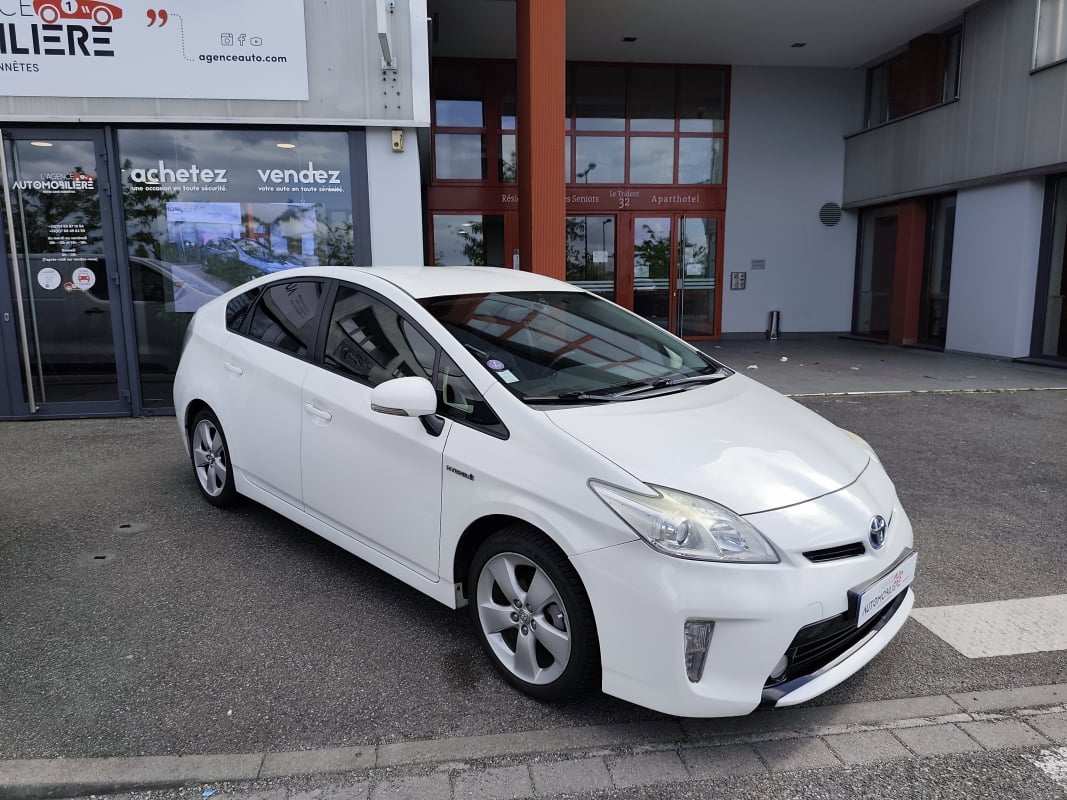 Toyota Prius 136H LOUNGE 17 — 1
