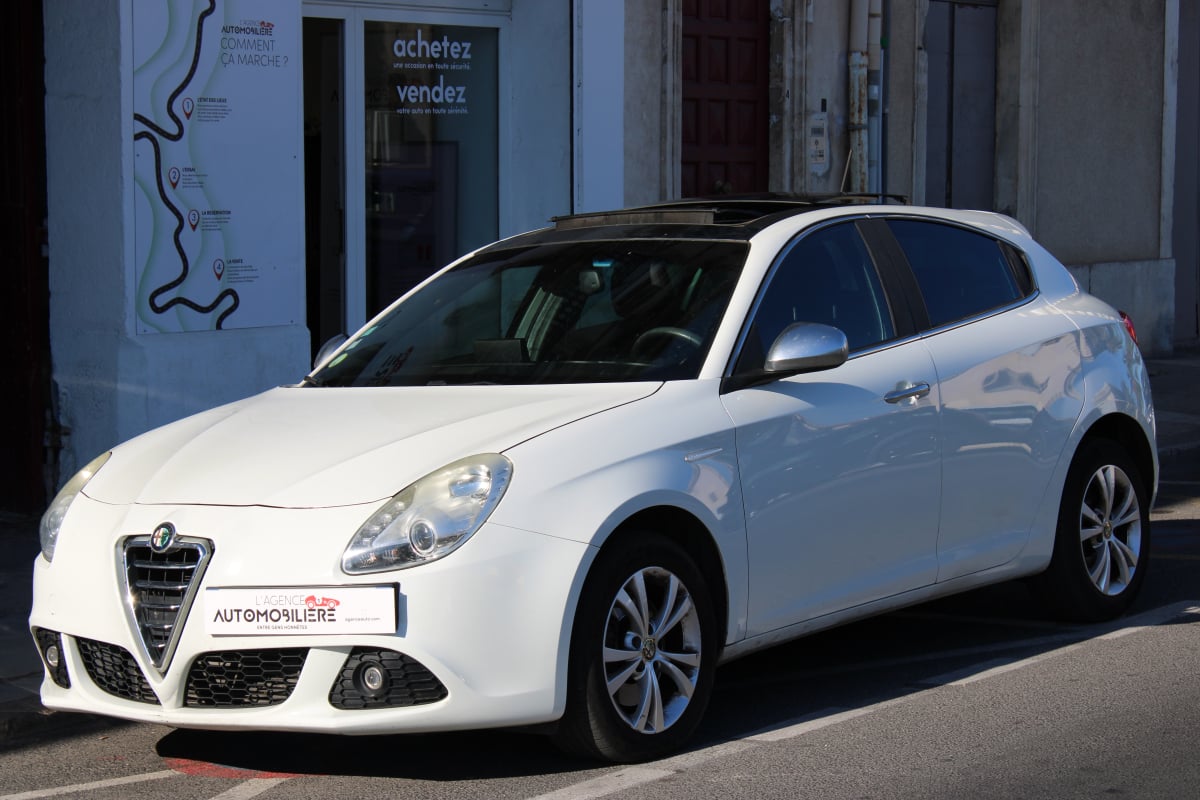 Alfa Romeo Giulietta 2.0 JTDM 140 DISTINCTIVE START-STOP ( Radar de recul, Toit ouvrant, Sièges chauffants... ) — 1