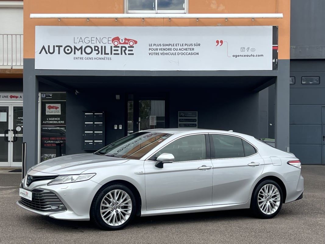 Toyota Camry 2.5 218 CV Hybrid Ethanol Lounge 1ère main — 1