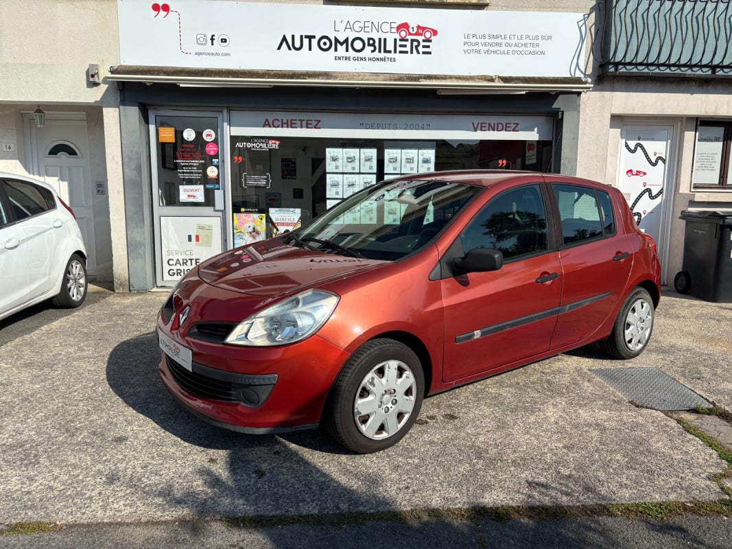 Renault Clio III 5 Portes 1.4 98 cv - Pack Authentique — 1