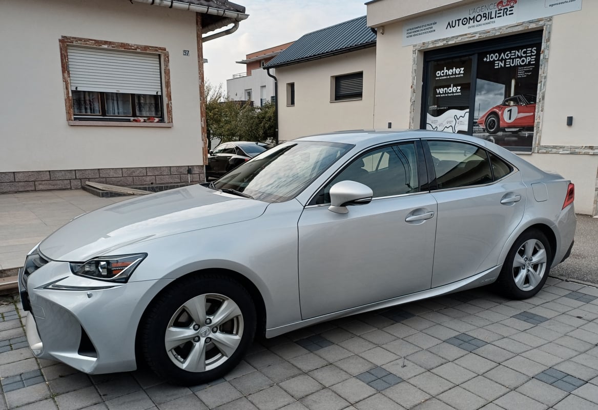 Lexus IS 300h Phase 2 Finition Business Hybride essence 223 CV Entretien 100% Lexus — 1