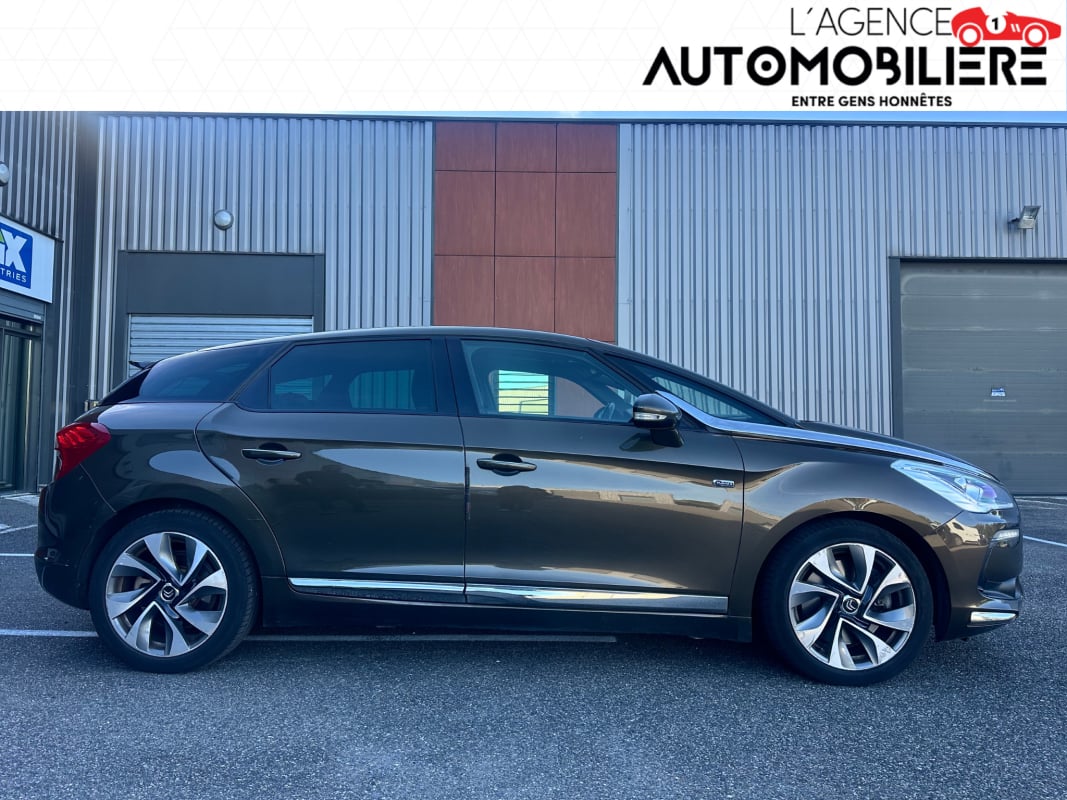 Citroen DS5 2.0 HDI HYBRIDE 200CV 4X4 SPORT CHIC BVA - COURROIE A JOUR - Toit Panoramique - Sièges massant - — 2