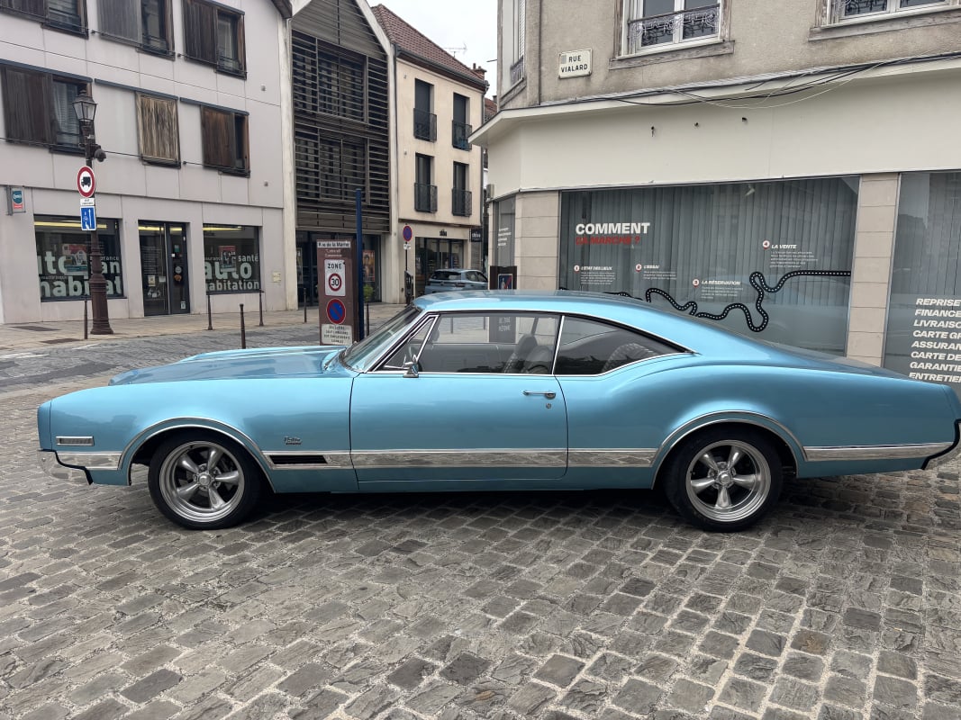 Oldsmobile Delta Custom HOLIDAY COUPE V8 — 2