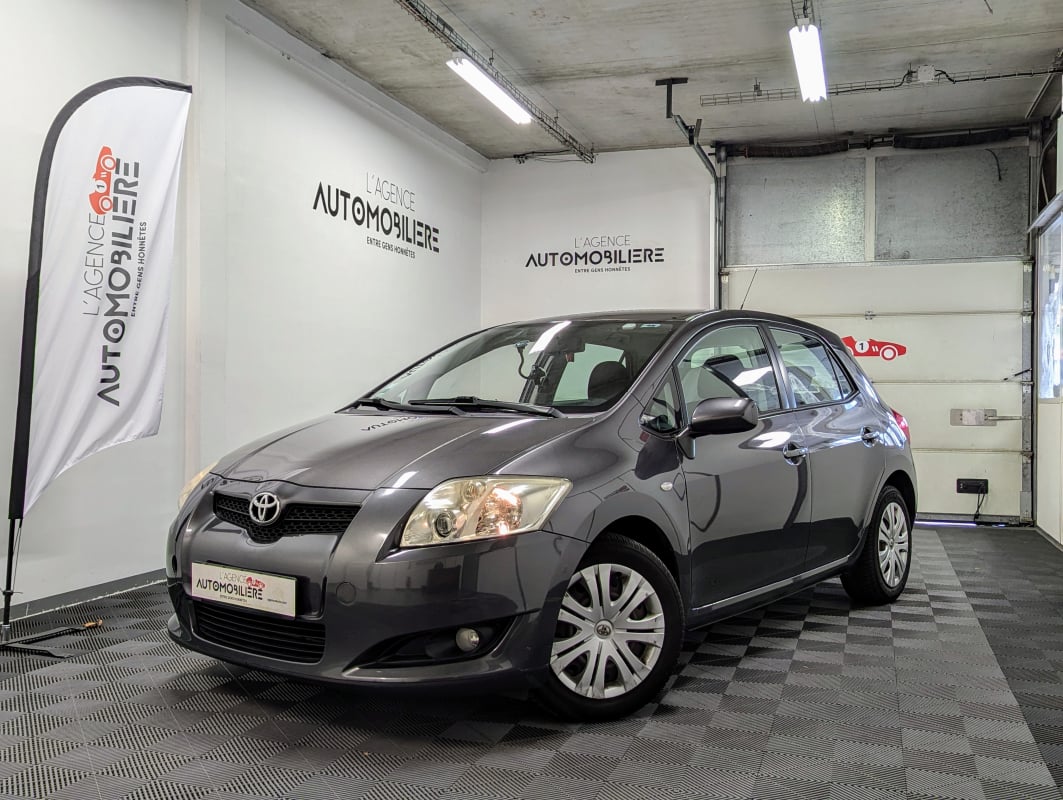 Toyota Auris 100 VVT-I ACTIVE 5P — 1