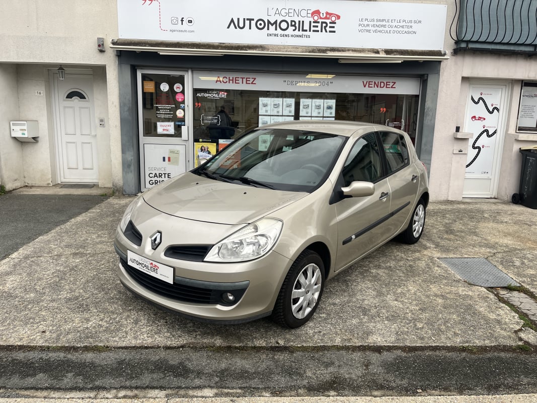 Renault Clio III 5 Portes 75 cv - Distribution à jour Suivi Renault 2ème main — 1