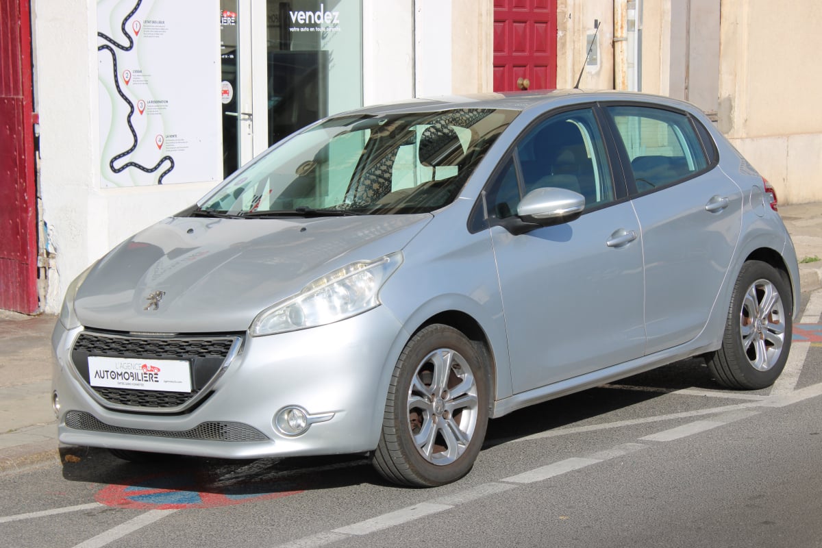 Peugeot 208 1.2 VTI 82 CH ACTIVE - PACK URBAIN ( 1ère main, Radar Arr, Bluetooth ... ) — 1