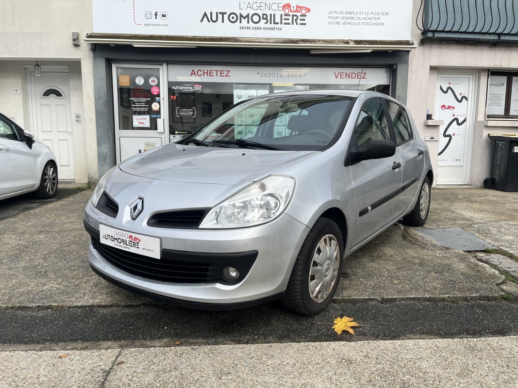 Renault Clio III 1.6 i 111 cv Confort Pack Clim - Distribution à jour — 1