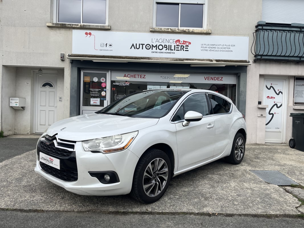 Citroen DS4 1.6 HDI 115cv SO CHIC - Suivi intégral — 1