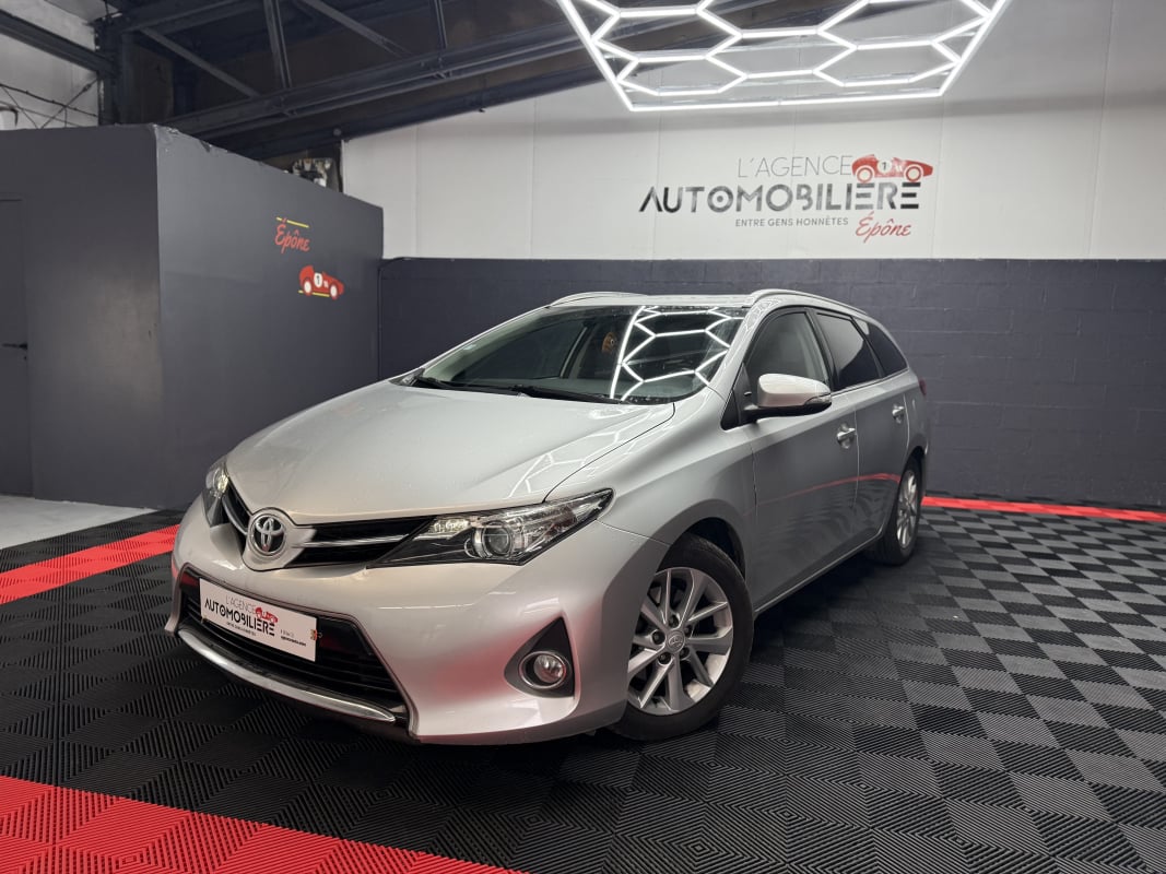 Toyota Auris Touring Sport 124 D-4D Dynamic — 1