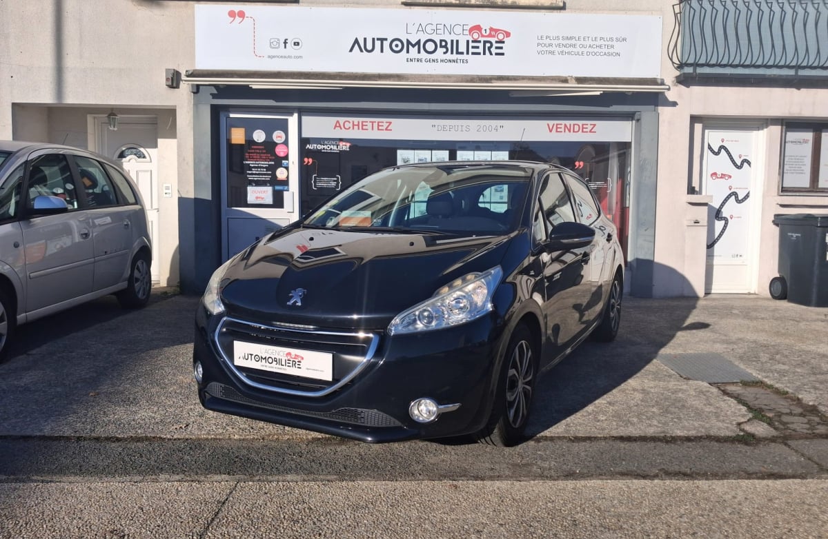 Peugeot 208 1.6 HDi 92cv Allure Business Pack - 5 places - 2ème main — 1