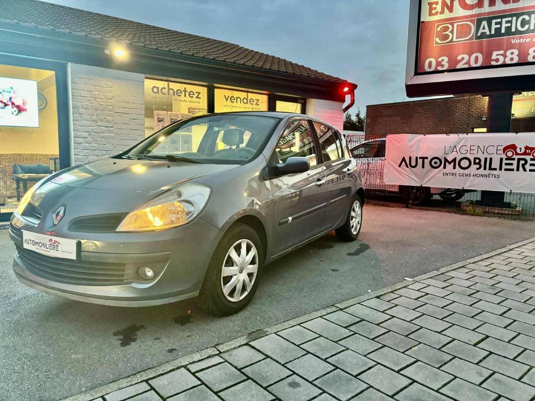 Renault Clio III 1.4 100CV LUXE PRIVILEGE CLIMATISATION 5P ( 1ERE MAIN / ENTRETIENS COMPLET RENAULT ) — 1