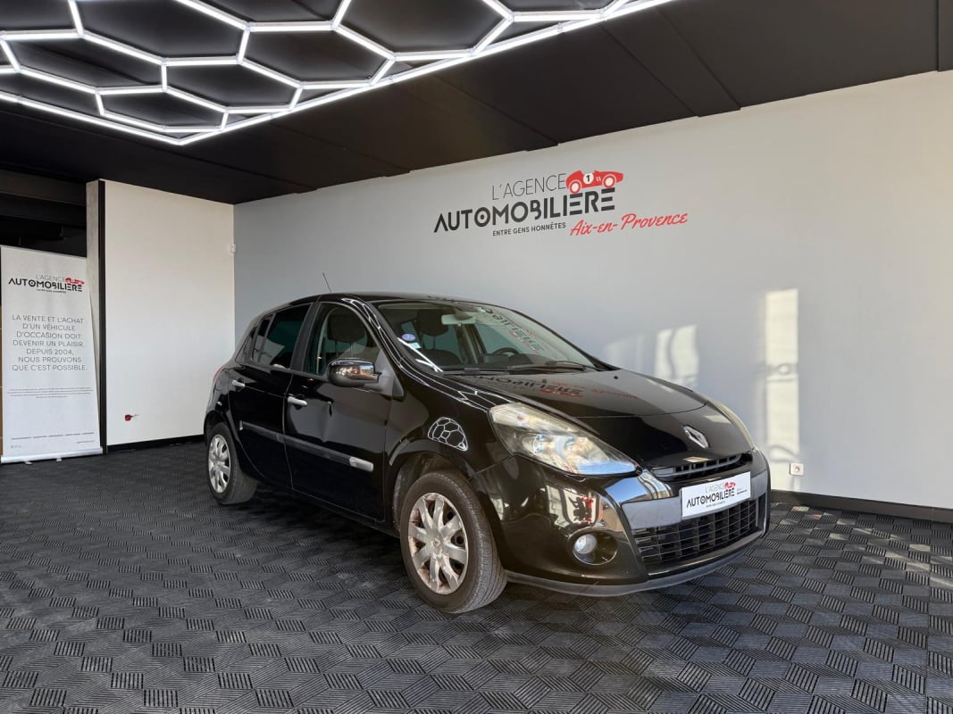 Renault Clio III 5 portes - 1.2i Turbo 103 CV - Dynamic TomTom 5 portes — 1