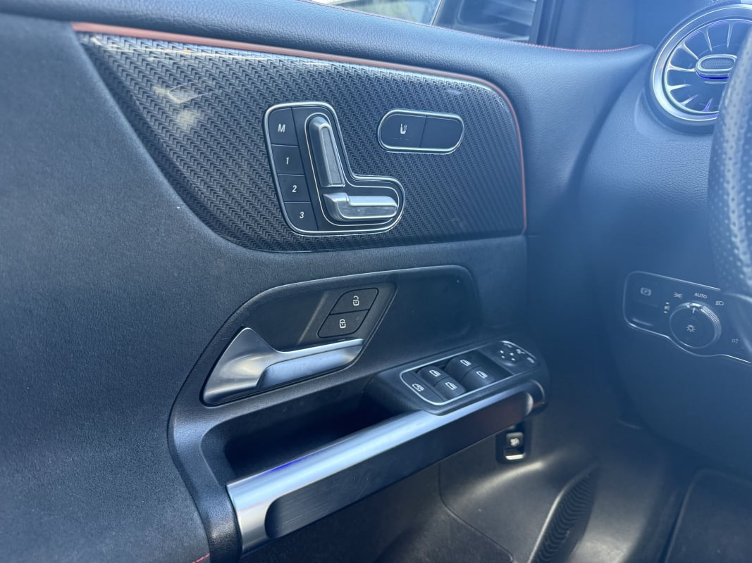 Mercedes-Benz GLB 220 d 2.0 d 16V 4MATIC 8G-TRONIC 190 cv BVA AMG Line / Toit ouvrant. Entretien Mercedes — 28