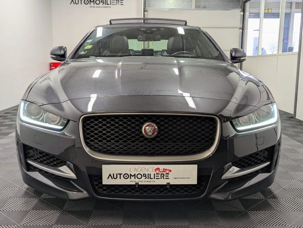 Jaguar XE 2.0D 180 R-SPORT AUTO + TOIT OUVRANT — 2