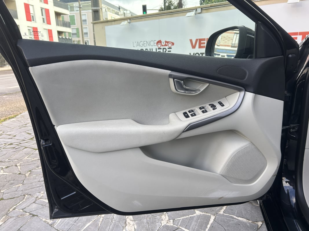 Volvo V40 Business Momentum 120CH 2.0 - GEARTRONIC - SUIVI D'ENTRETIEN — 19