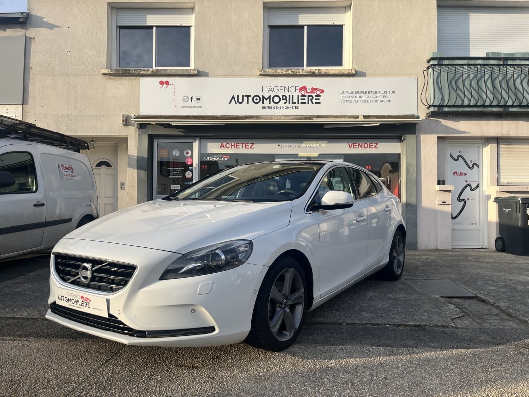 Volvo V40 D2 115 cv Xénium - Toit panoramique — 1