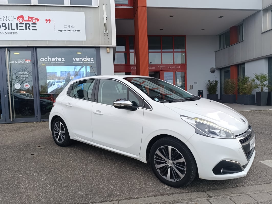 Peugeot 208 Phase 2 1.2 THP 110 cv 5P ALLURE - Distri changée — 1