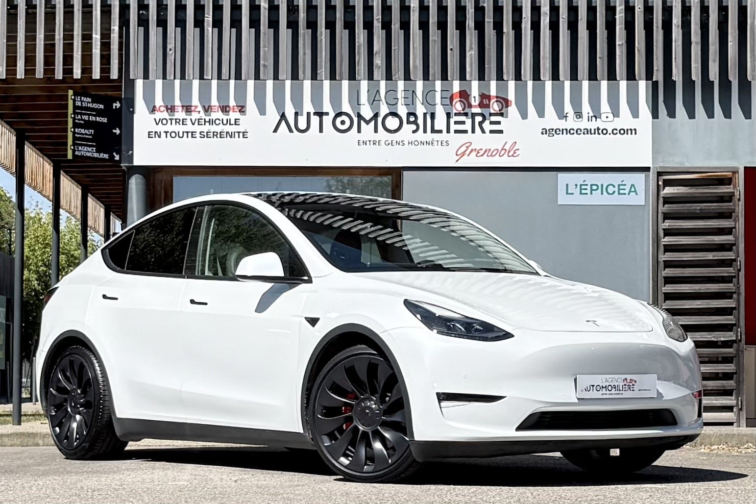 Tesla Model Y Dual Motor Performance AWD / Attelage — 2