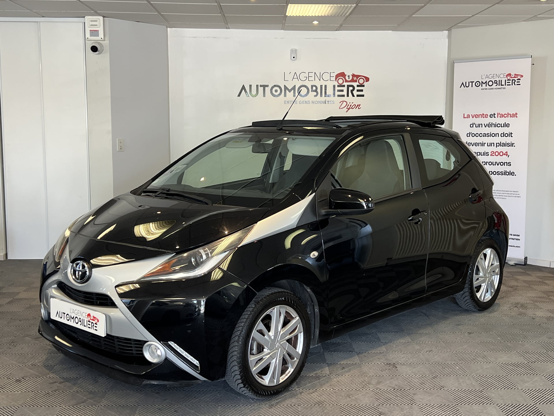 Toyota Aygo 1.0 VVT-i 69CV x-wave Garantie Juin 2027 2ème main Historique constructeur Toit Ouvrant Caméra