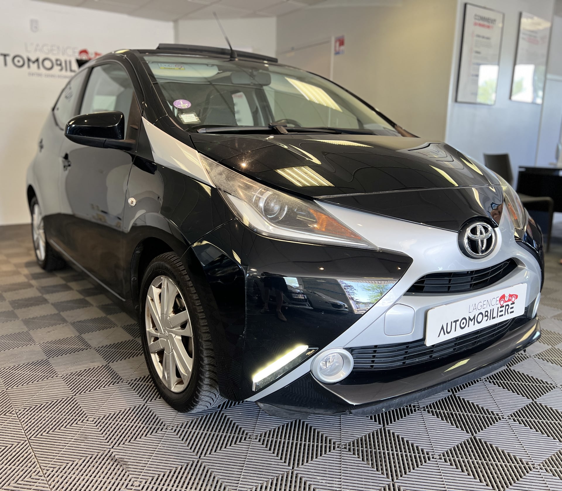 Toyota Aygo 1.0 VVT-i 69CV x-wave Garantie Juin 2027 2ème main Historique constructeur Toit Ouvrant Caméra — 2