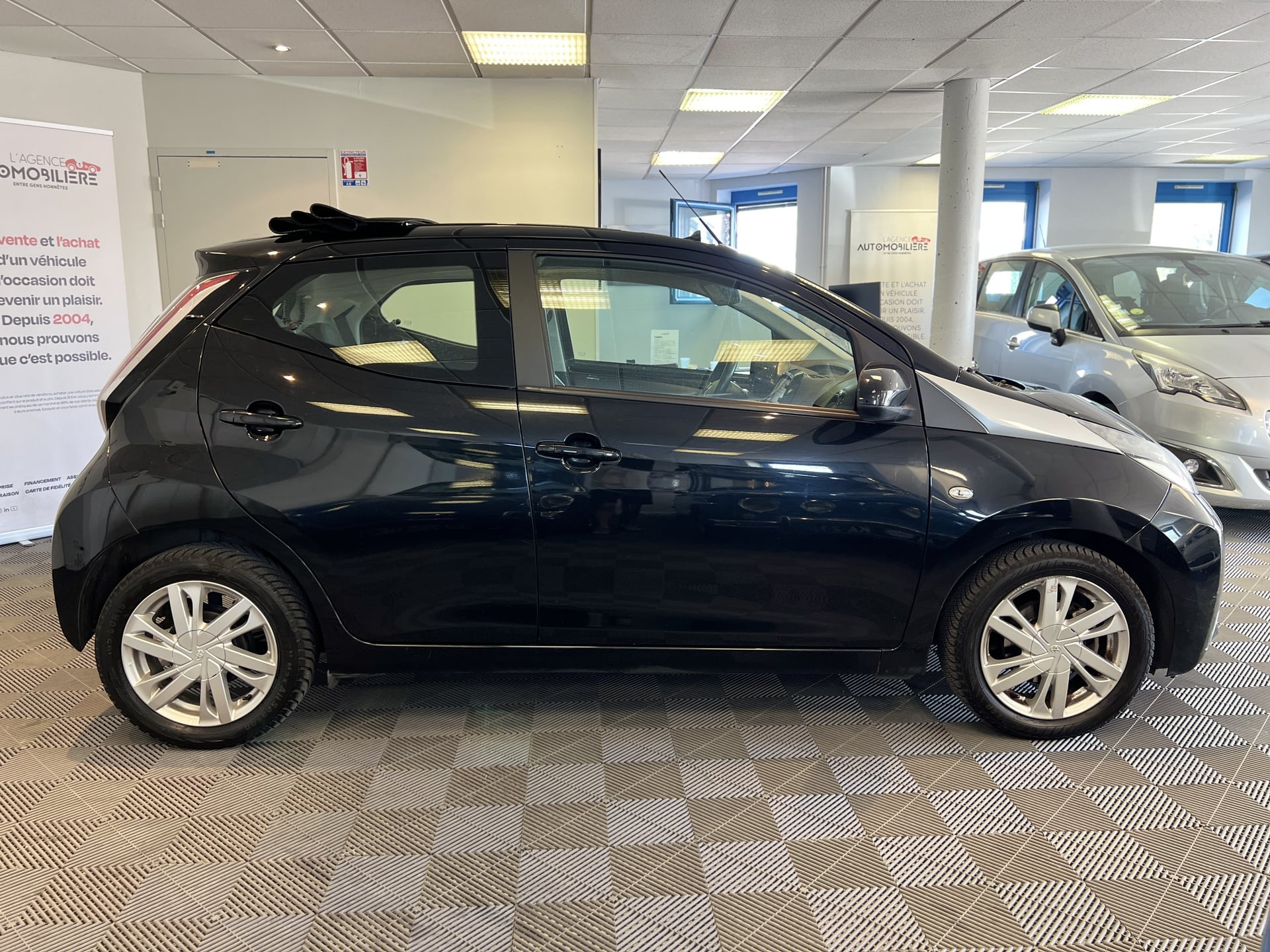 Toyota Aygo 1.0 VVT-i 69CV x-wave Garantie Juin 2027 2ème main Historique constructeur Toit Ouvrant Caméra — 25