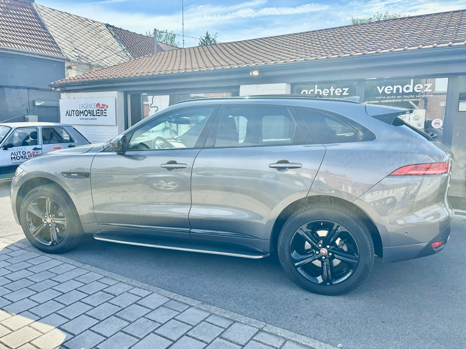 Jaguar F-Pace 4X4 2.0D 180CV R-SPORT TOIT OUVRANT — 2