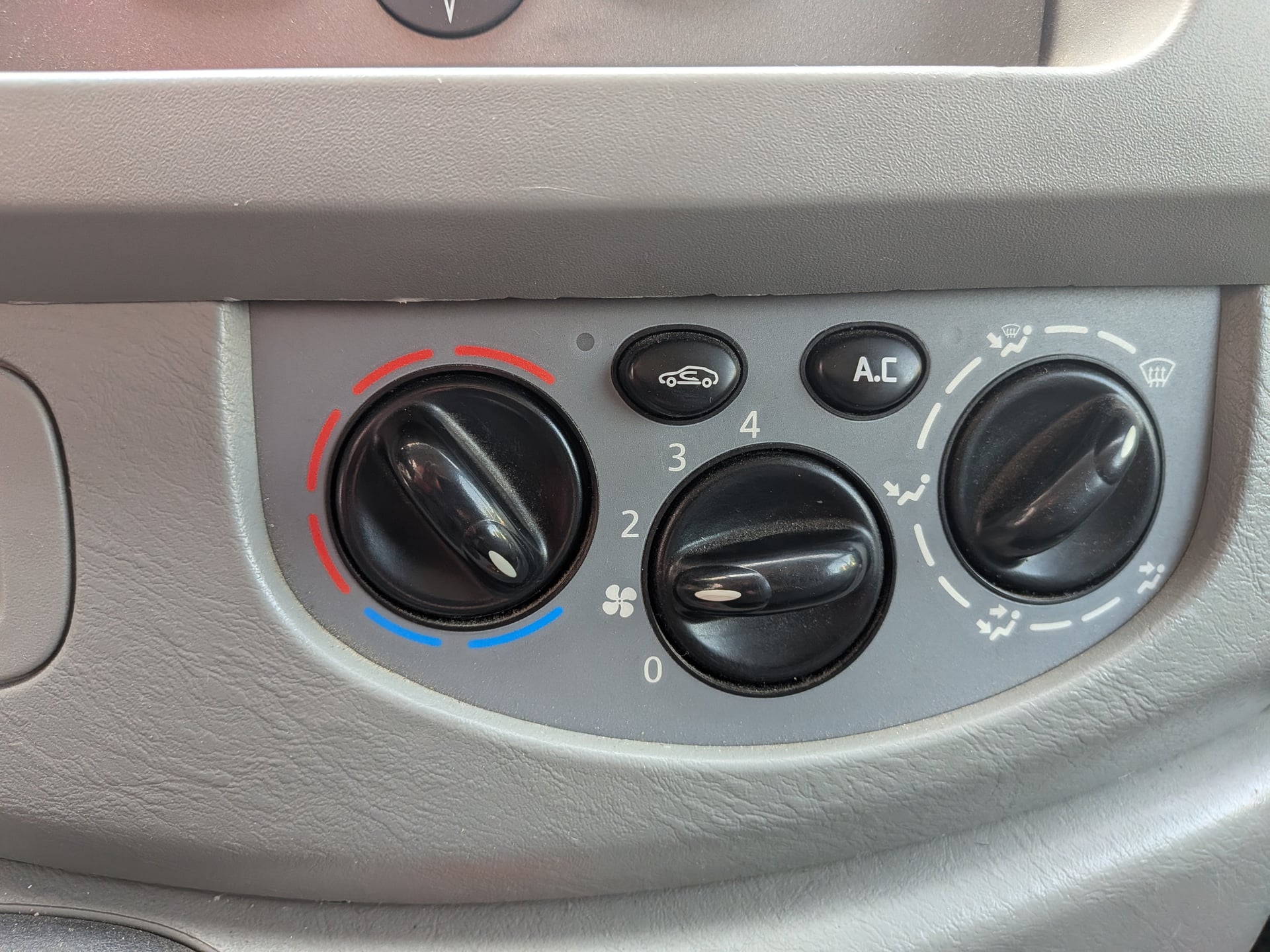Opel Vivaro 2.0 CDTI 115 2700 PACK CLIM — 18