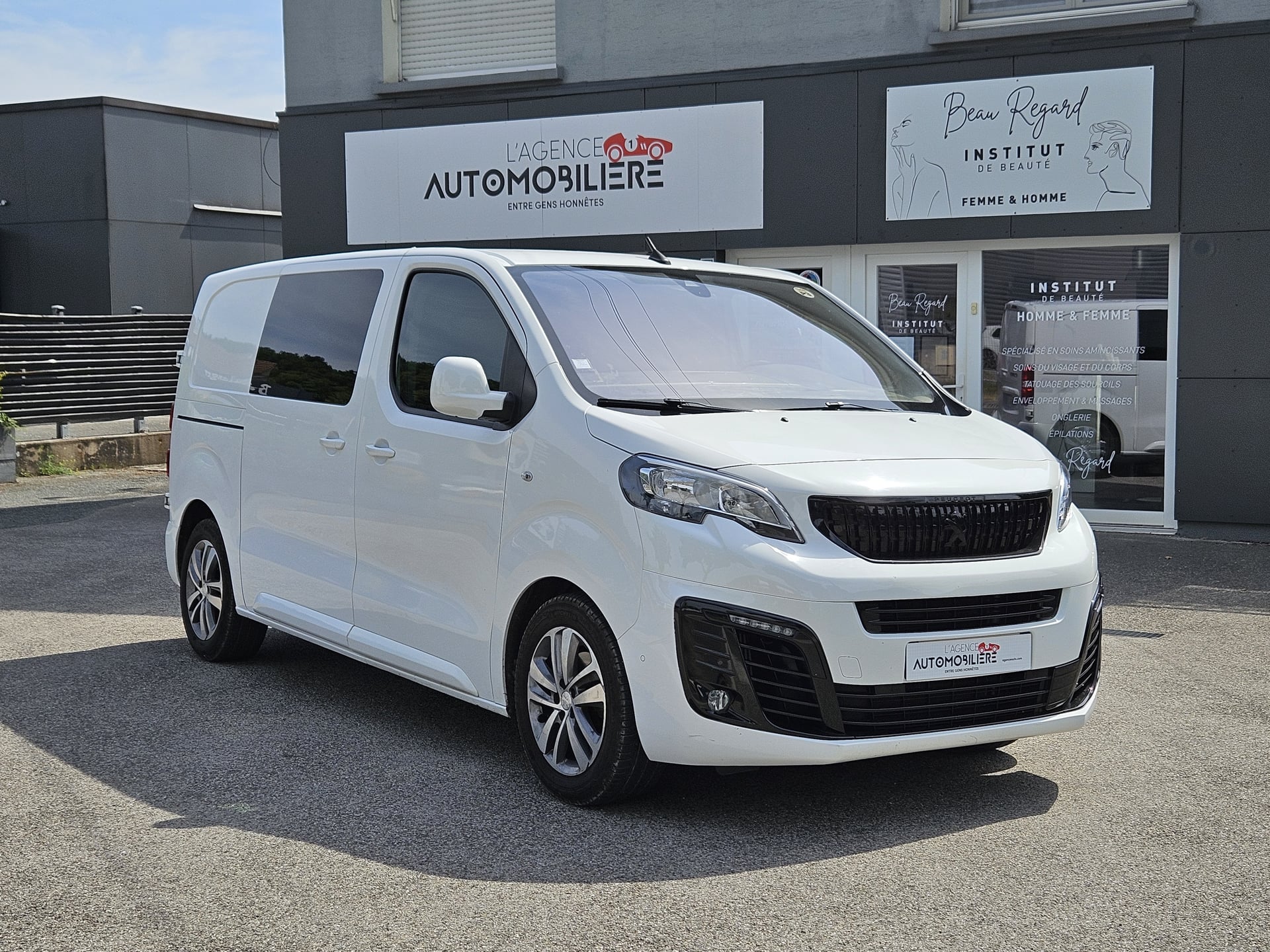 Peugeot Expert 2.0 HDI 180 Standard Asphalt 5 Places - TVA récupérable ( GPS - Car Play Android auto - Caméra...)