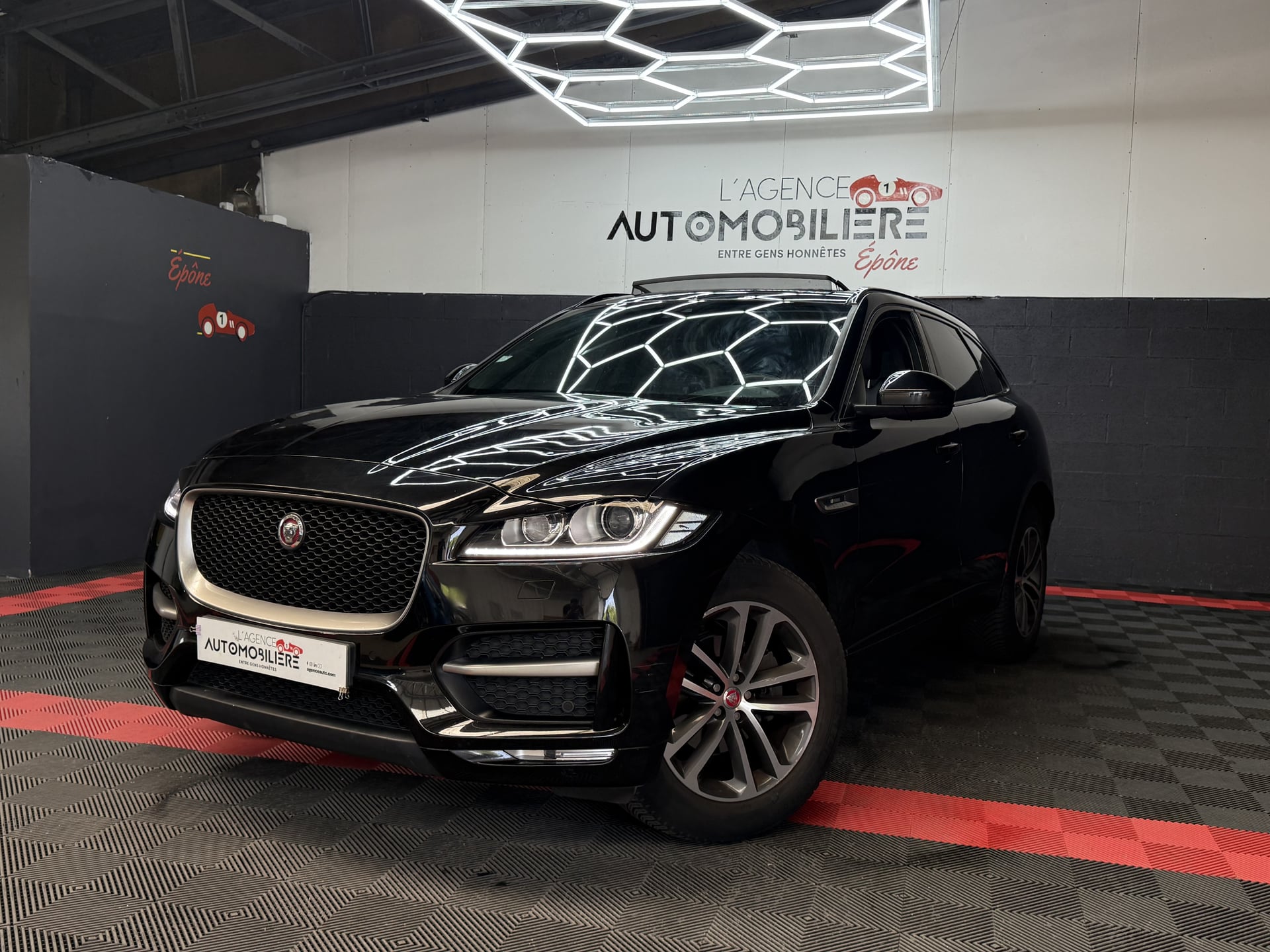 Jaguar F-Pace 2.0 D 180 AWD R-SPORT