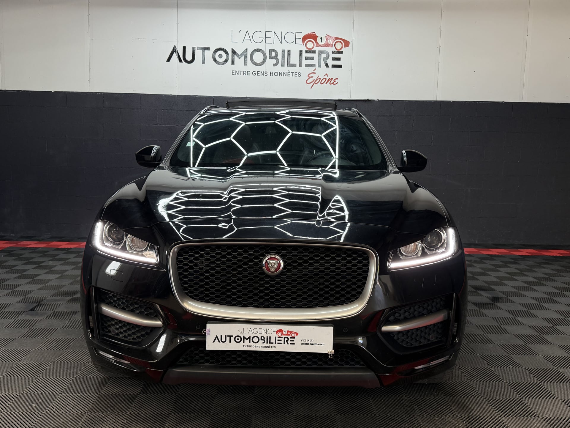 Jaguar F-Pace 2.0 D 180 AWD R-SPORT — 2