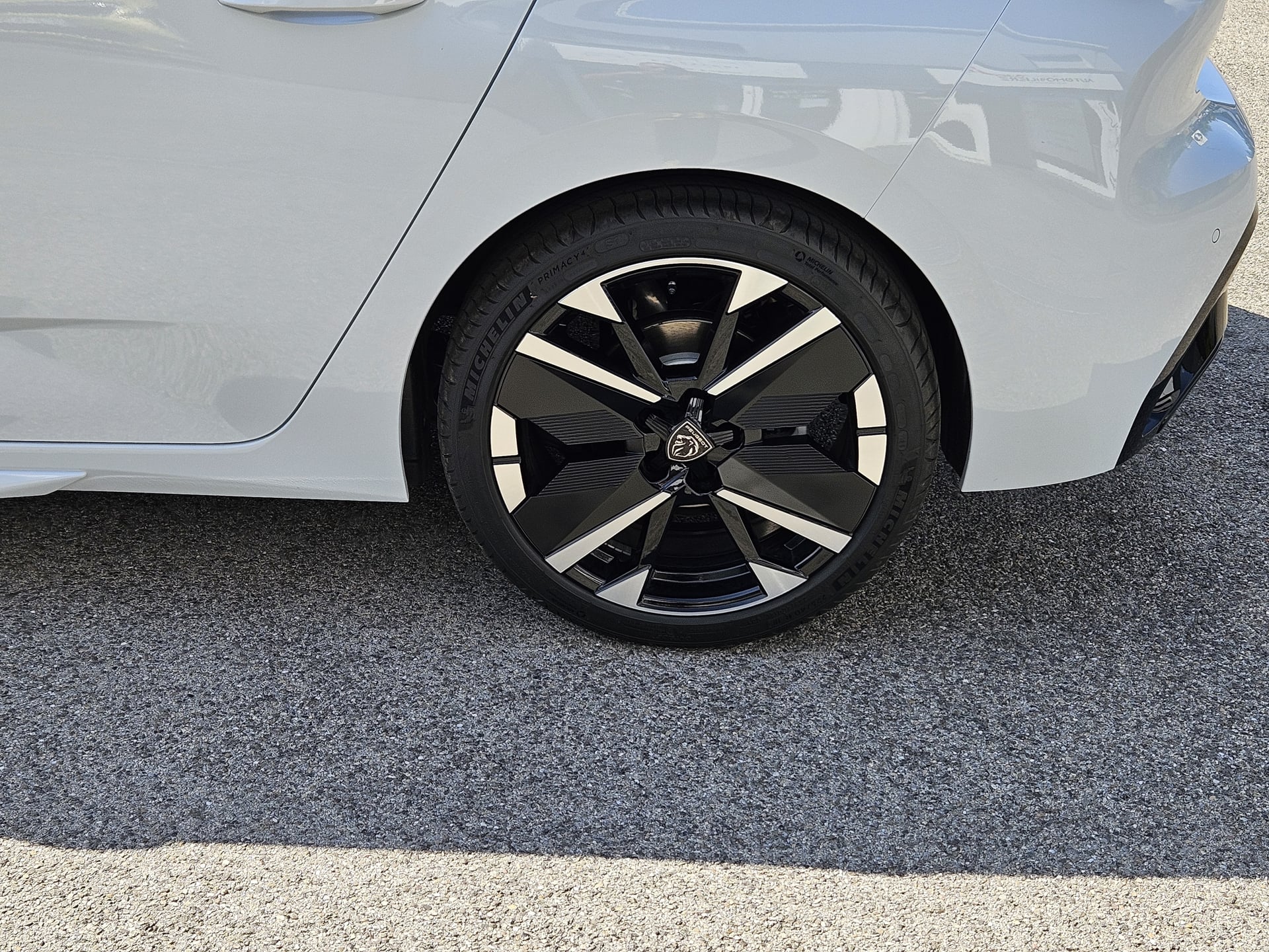 Peugeot 308 Hybrid 145 e-DCS6 GT Exclusive ( Caméra 360° - Hifi Focal - Sièges chauffants massants..) — 39