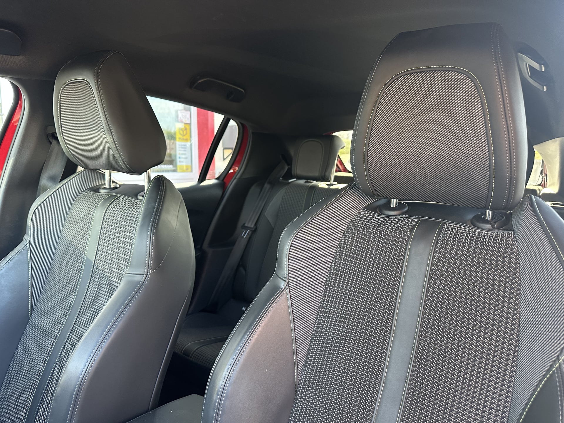 Peugeot 208 E 50 kWh 136ch GT Line - Première Main — 33