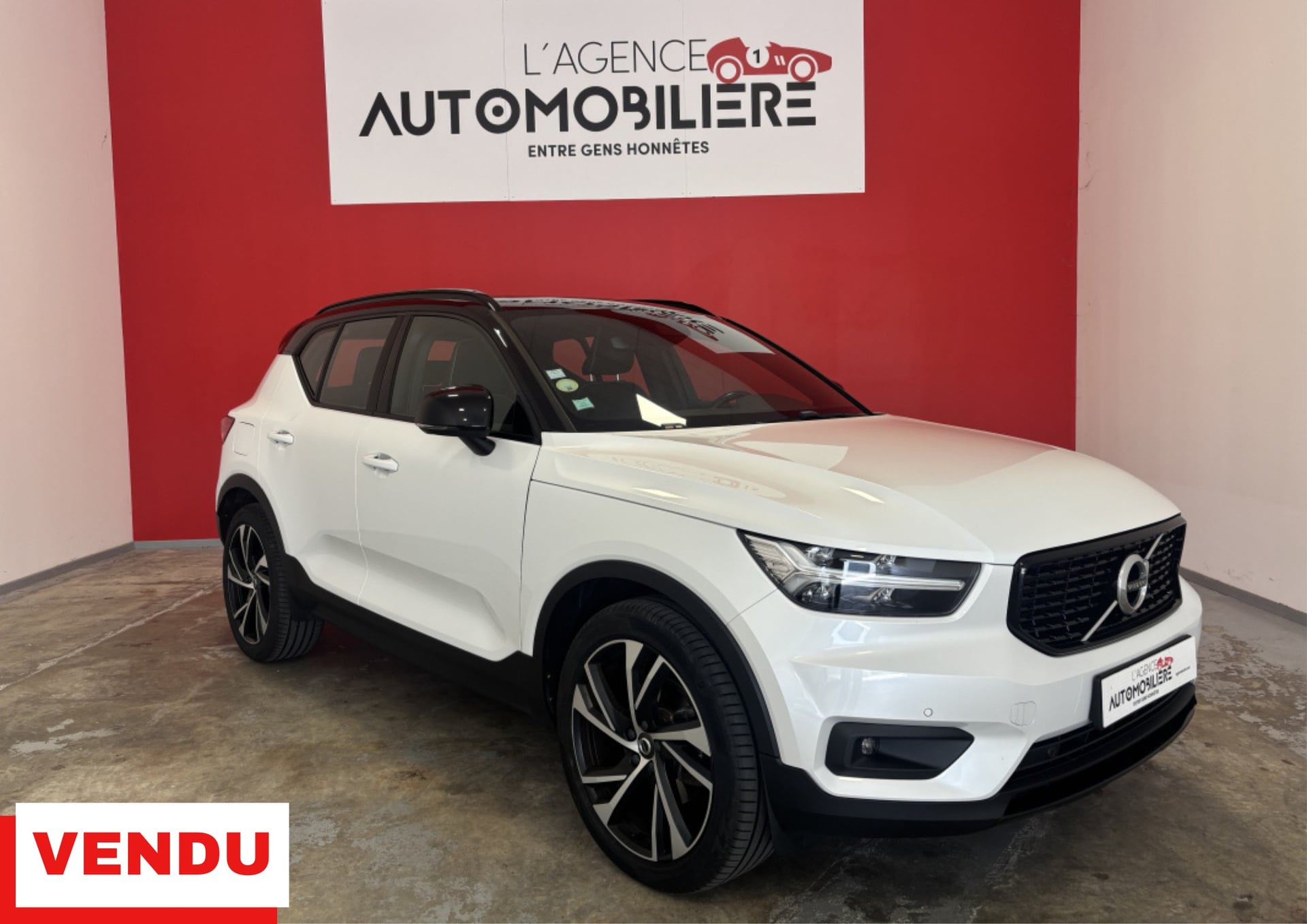 Volvo XC40 XC40 D4 AWD ADBLUE 190 R-DESIGN GEARTRONIC 8 + TVA RECUPERABLE + ATTELAGE + TOIT OUVRANT — 1