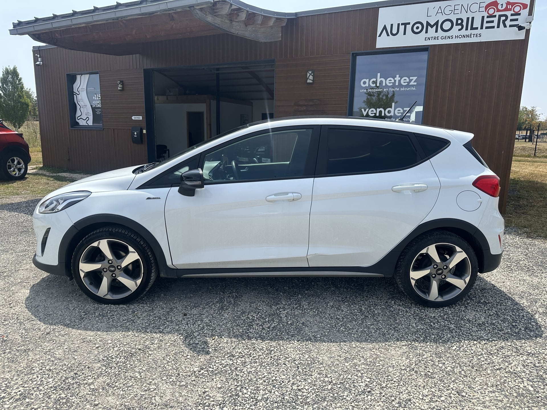 Ford Fiesta 5 portes S&S 85 CH FINITION ACTIVE CARPLAY GPS DISTRI NEUVE — 2