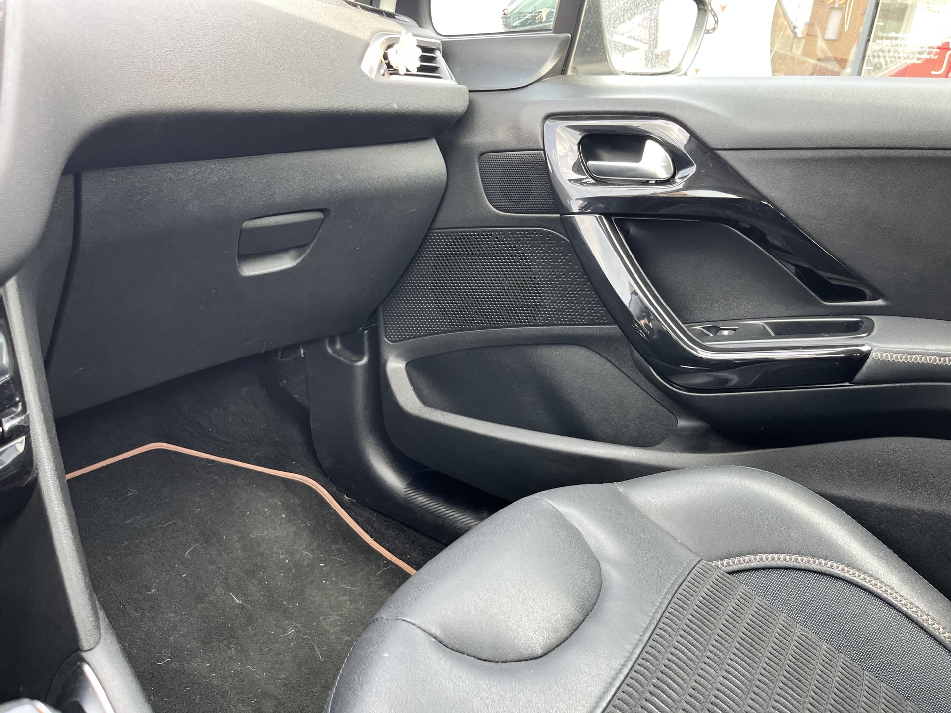 Peugeot 208 1.6 e-HDi FAP Allure 3p — 32