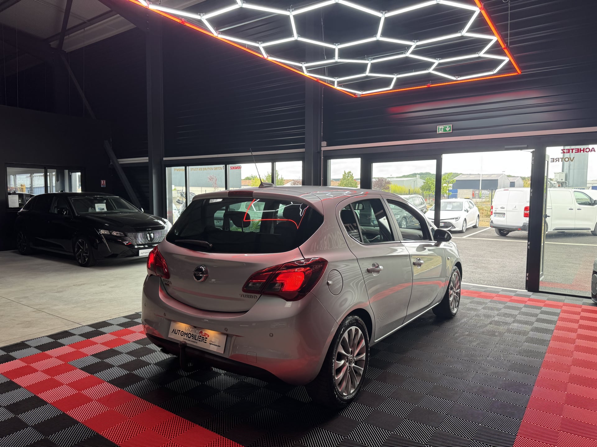 Opel Corsa 1.4 Turbo 100ch Garantie 12 mois Moteur Opel + Attelage — 40
