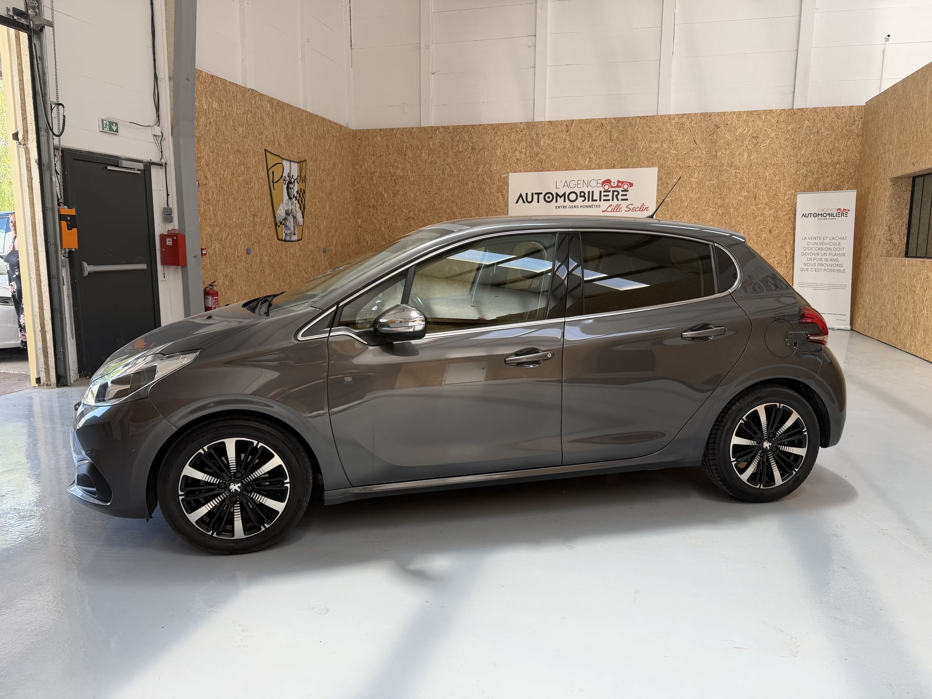 Peugeot 208 1.5 BLUEHDI 100 CH TECH EDITION ALLURE — 2